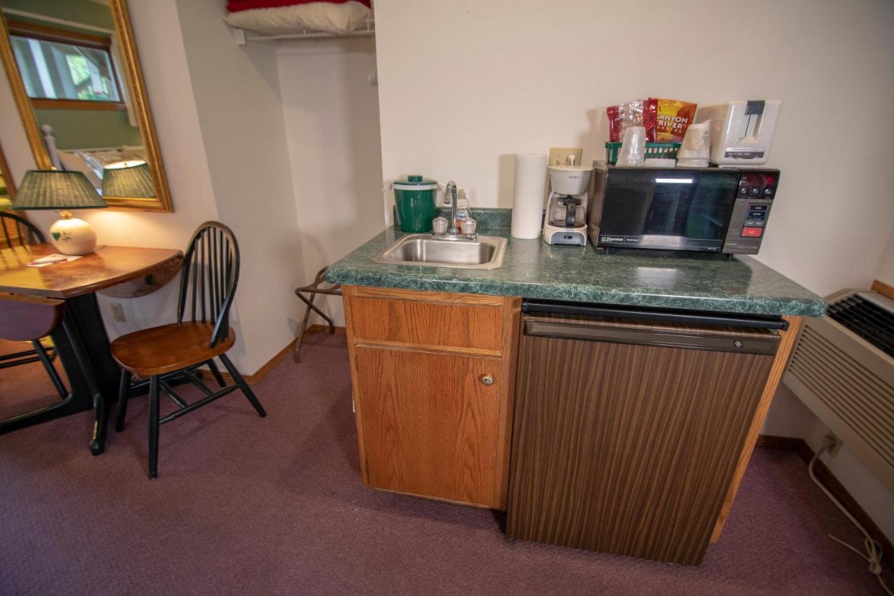 Ridges Inn & Suites Бейлис-Харбор Экстерьер фото